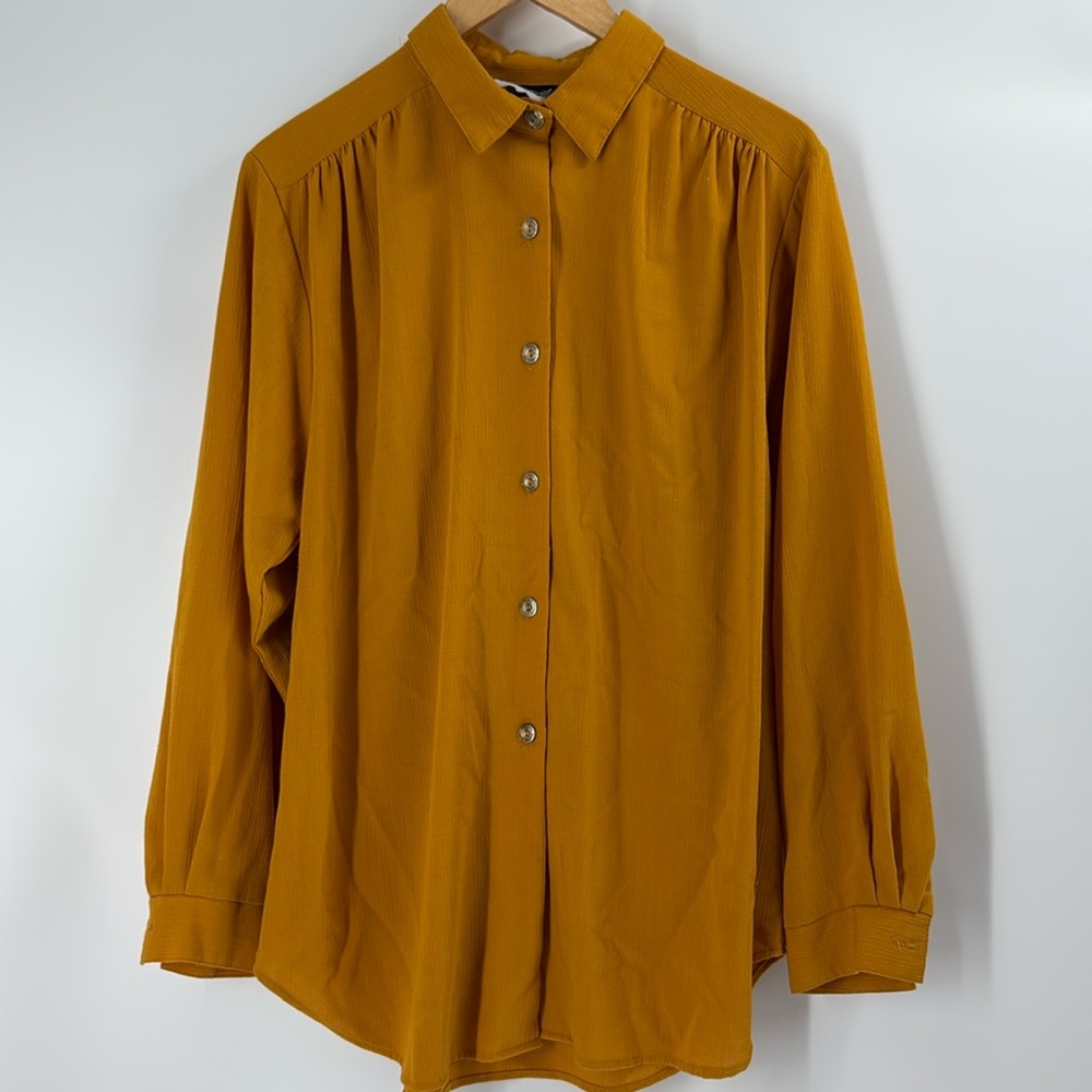 Caliche Collection Vintage blouse flowing goldtone button front career business